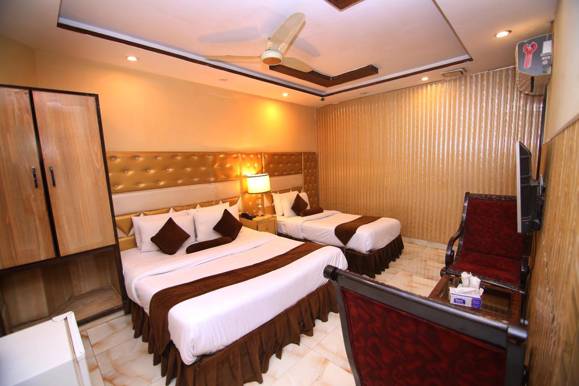 Premier Inn Gulberg Лахор Экстерьер фото