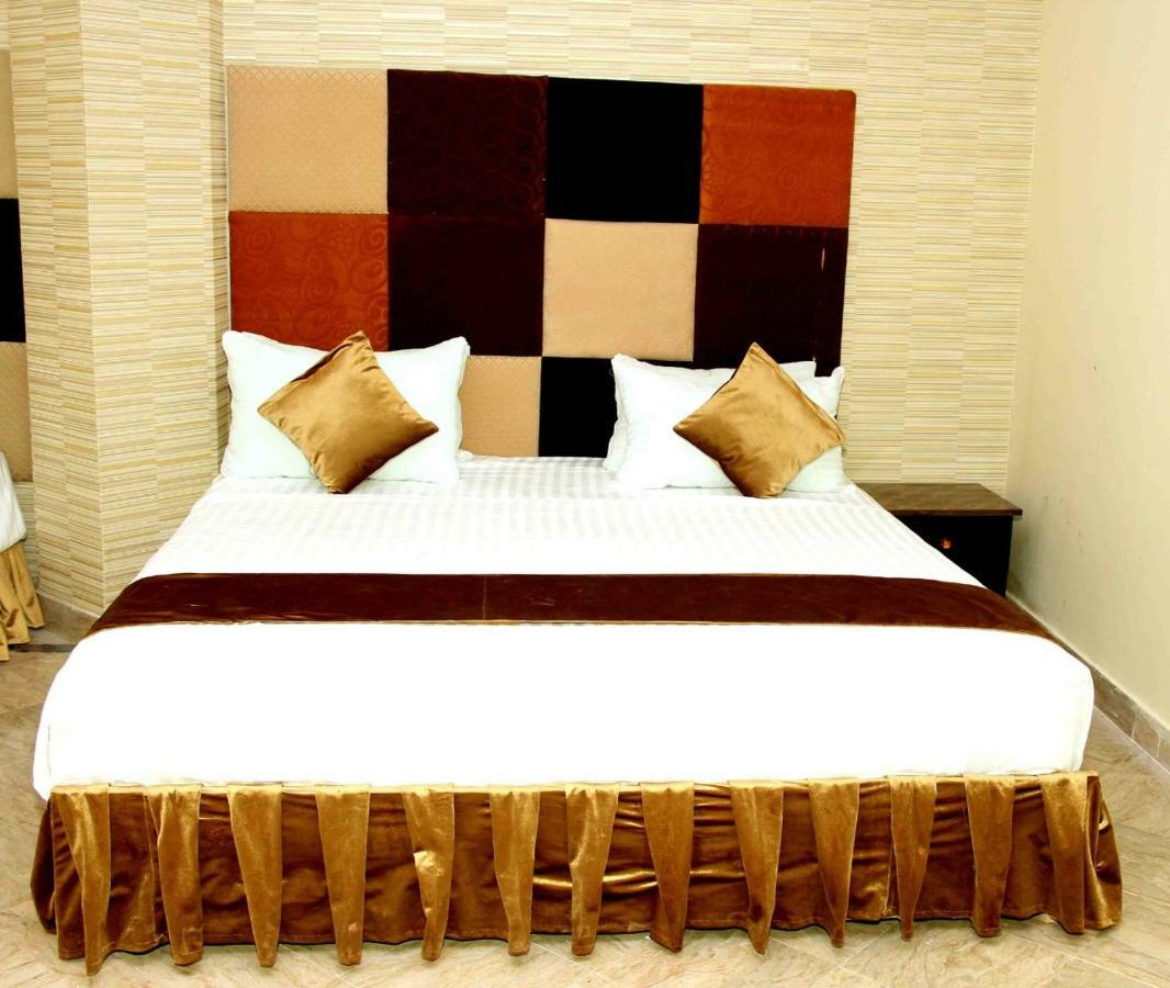 Premier Inn Gulberg Лахор Экстерьер фото