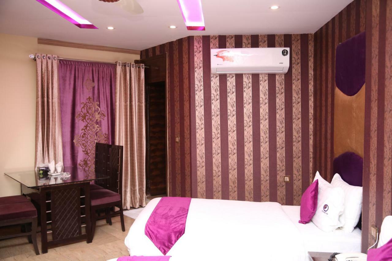 Premier Inn Gulberg Лахор Экстерьер фото