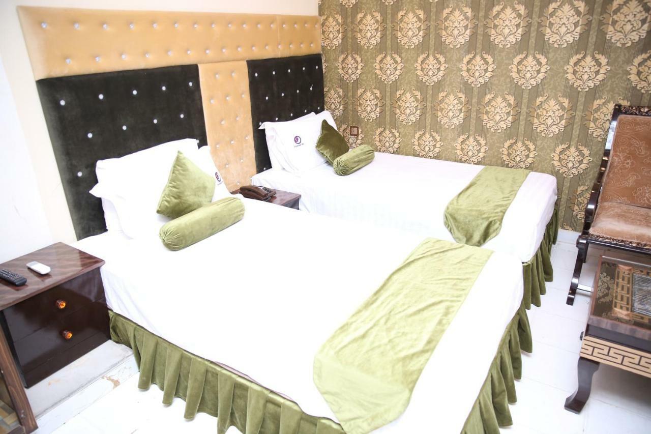 Premier Inn Gulberg Лахор Экстерьер фото