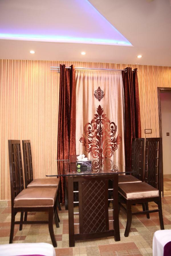 Premier Inn Gulberg Лахор Экстерьер фото