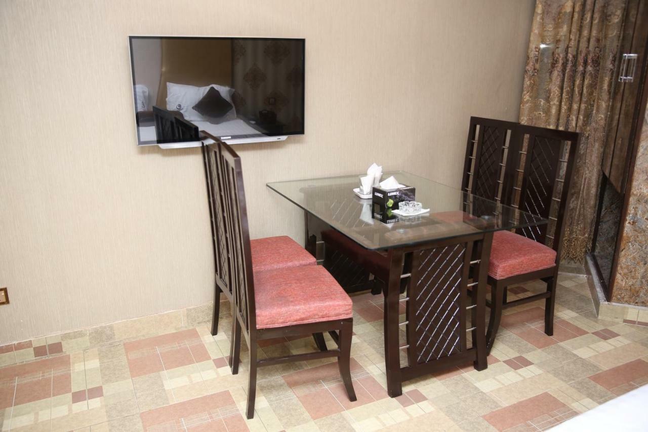 Premier Inn Gulberg Лахор Экстерьер фото