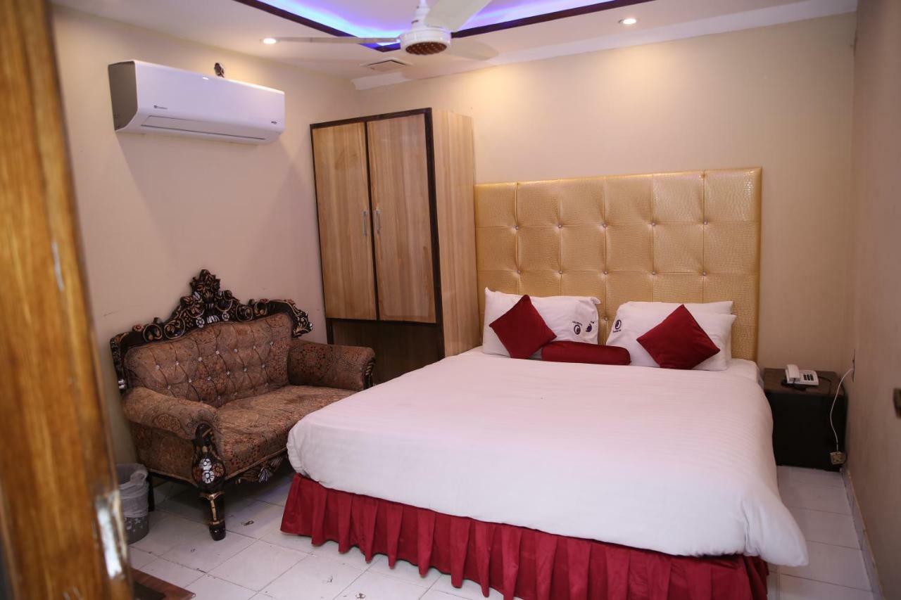 Premier Inn Gulberg Лахор Экстерьер фото