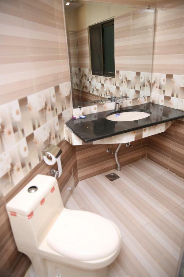 Premier Inn Gulberg Лахор Экстерьер фото