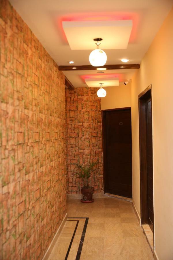 Premier Inn Gulberg Лахор Экстерьер фото