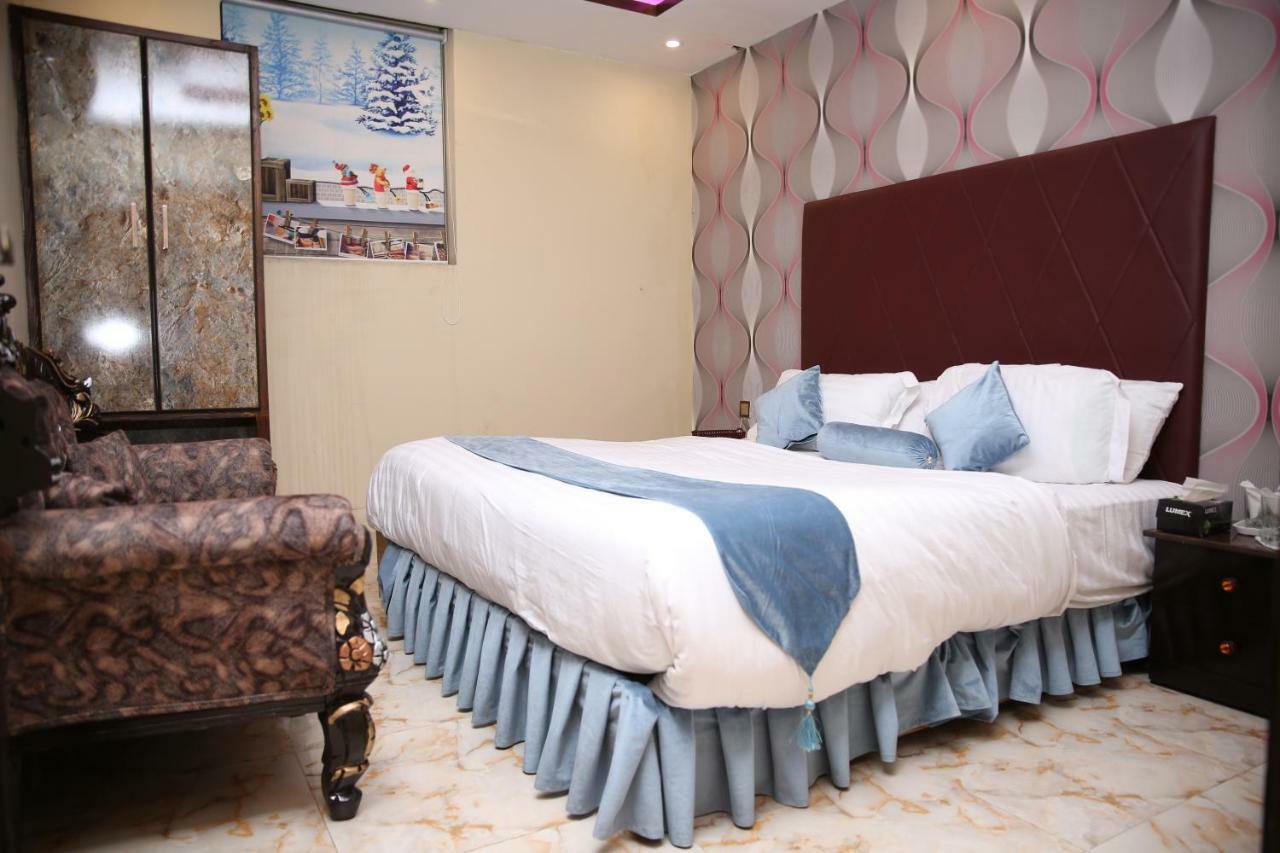 Premier Inn Gulberg Лахор Экстерьер фото
