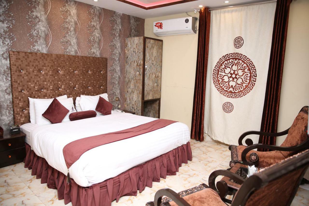 Premier Inn Gulberg Лахор Экстерьер фото