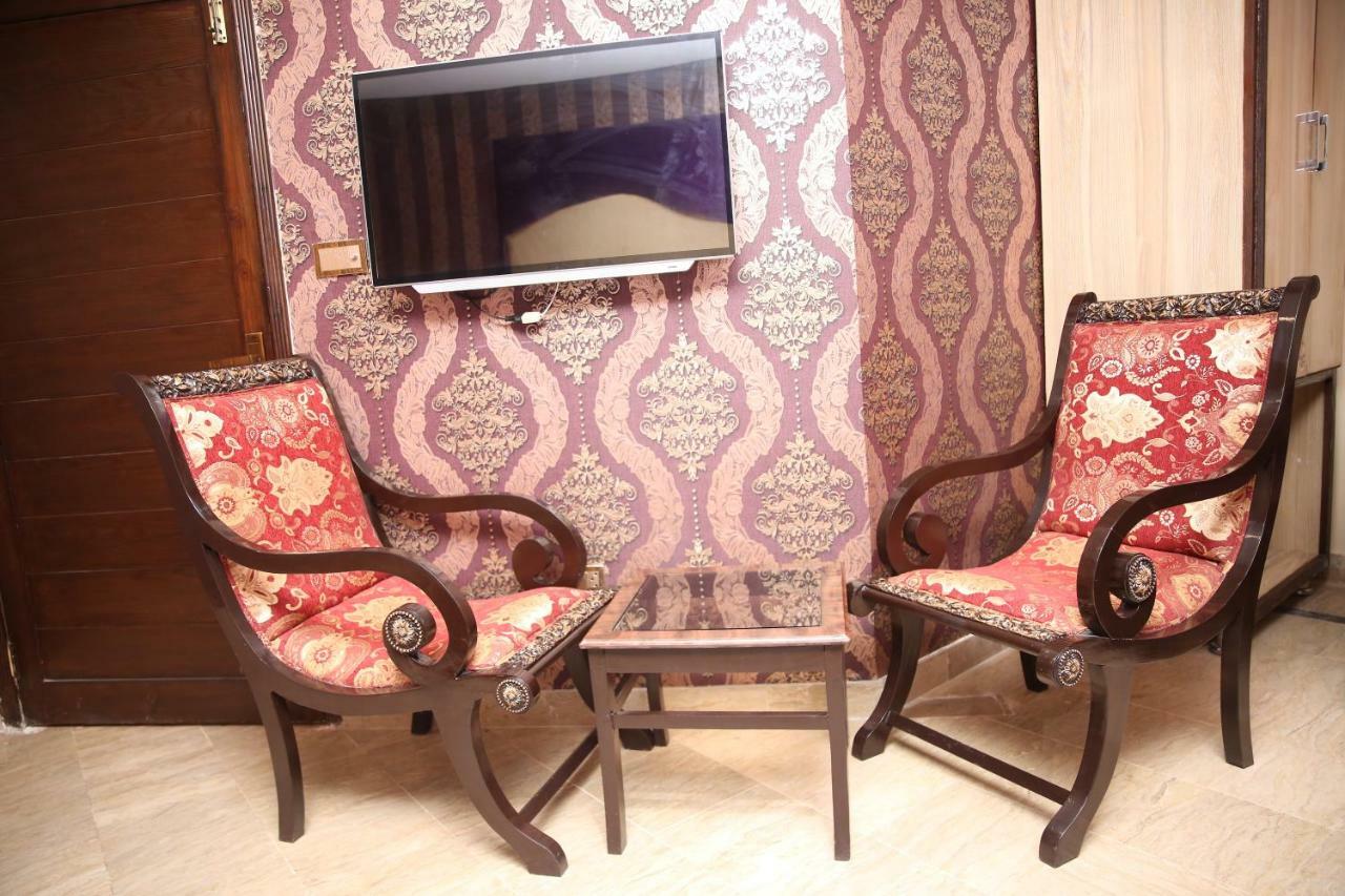 Premier Inn Gulberg Лахор Экстерьер фото