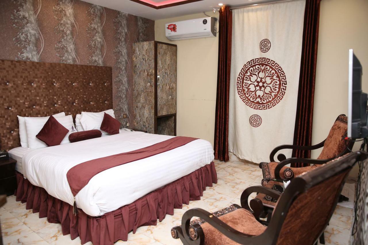 Premier Inn Gulberg Лахор Экстерьер фото