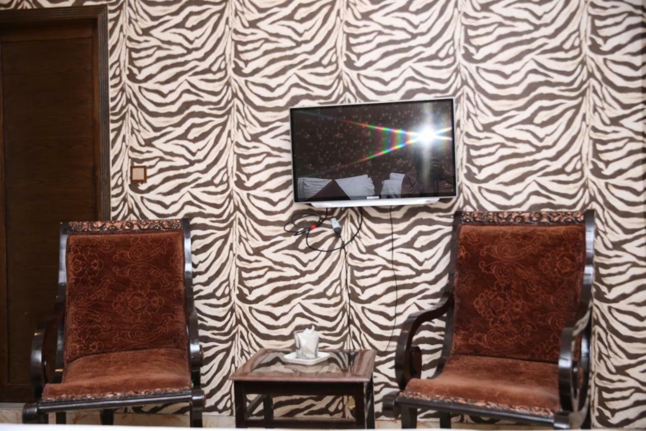 Premier Inn Gulberg Лахор Экстерьер фото