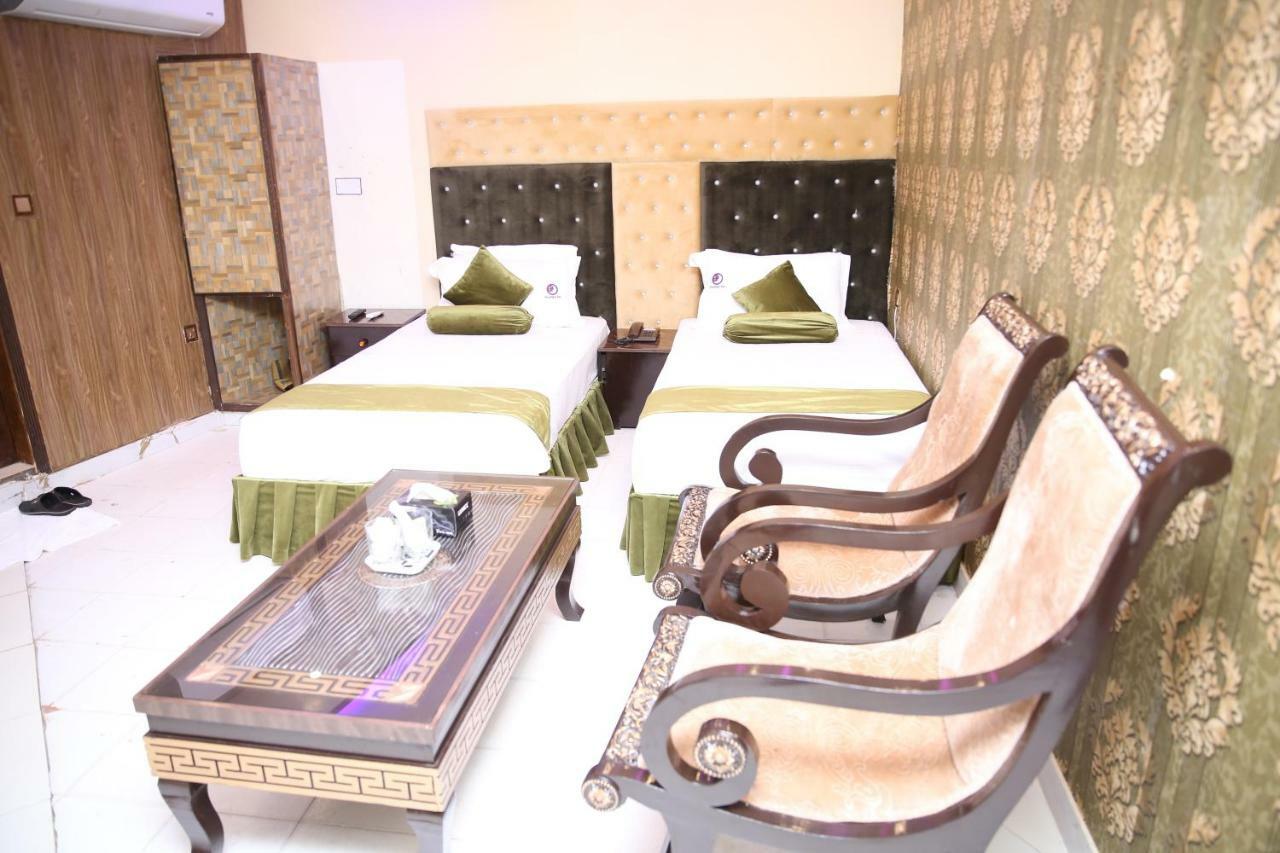 Premier Inn Gulberg Лахор Экстерьер фото