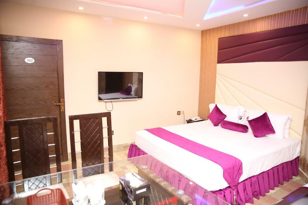 Premier Inn Gulberg Лахор Экстерьер фото