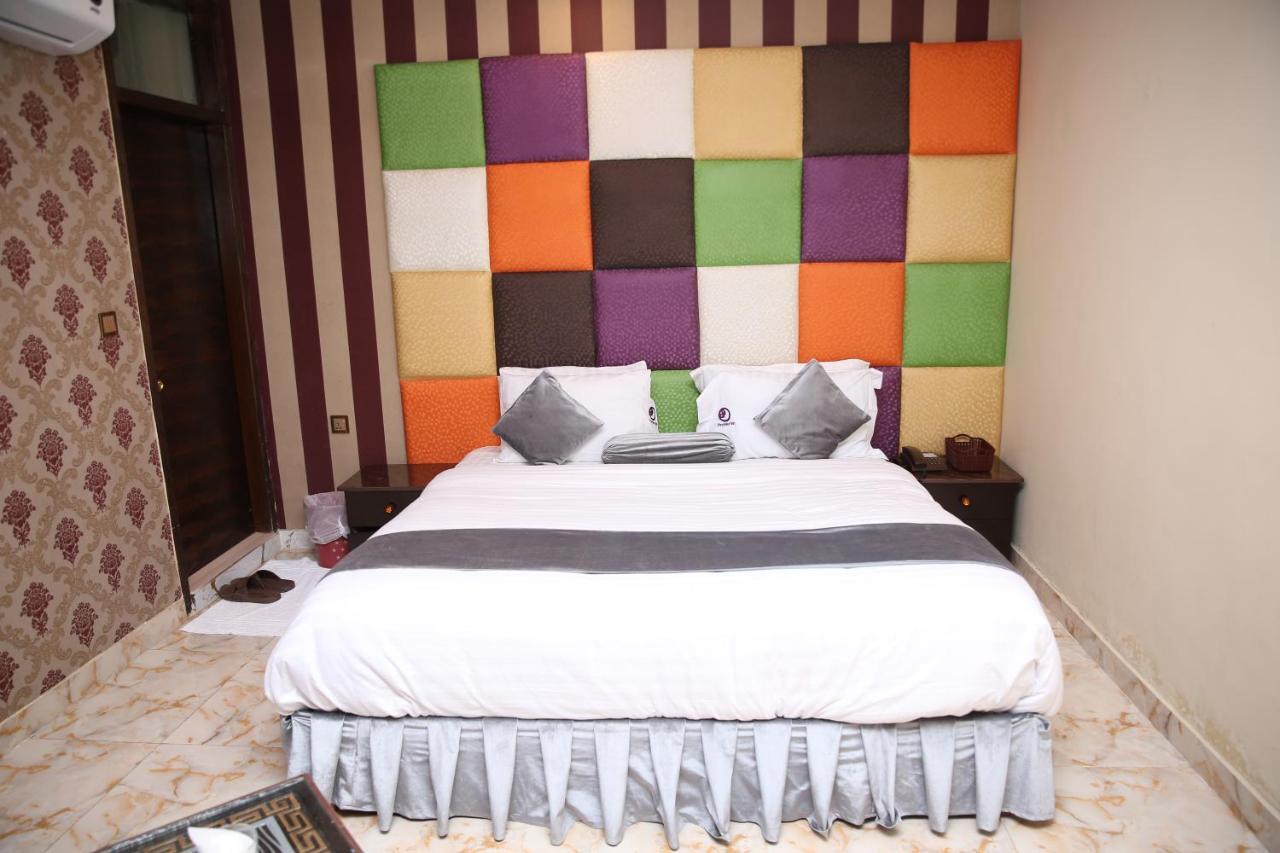 Premier Inn Gulberg Лахор Экстерьер фото